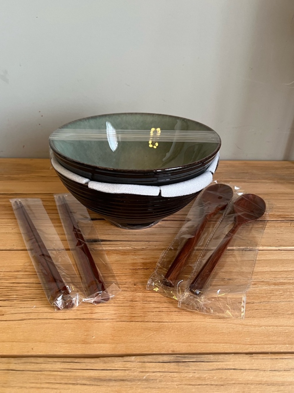 Set includes 2 Ceramic Japanese Asian Pho Udon Soup Noodle Bowls with spoons